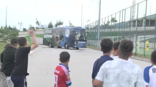 erzurum-kampinda-caykur-rizesporun-minik-taraftarlarla-bulusmasi-8nUEB2AG.jpg