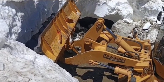 Karlı Zorluklar Aşılmaya Devam Ediliyor: Bingöl’ün Yüksek Noktalarında Ulaşım Mesaiye Dökülüyor