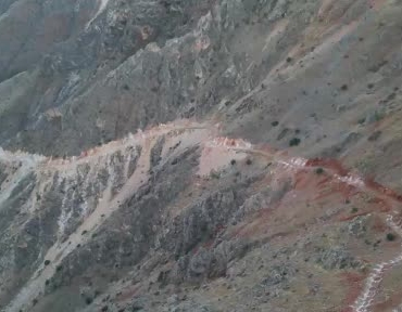kebanda-zirki-yolunda-kayaliklar-kontrollu-patlatmayla-ulasima-aciliyor-UlFlzFRJ.jpg