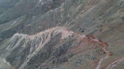kebanda-zirki-yolunda-kayaliklar-kontrollu-patlatmayla-ulasima-aciliyor-UlFlzFRJ.jpg