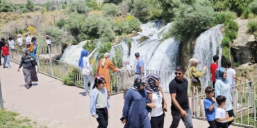 muradiye-selalesi-debinin-artisiyla-goz-kamastiran-doga-manzarasi-Gx98bzBQ.jpg
