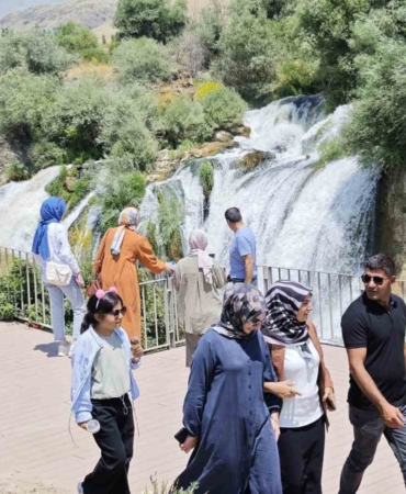 muradiye-selalesi-debinin-artisiyla-goz-kamastiran-doga-manzarasi-Gx98bzBQ.jpg