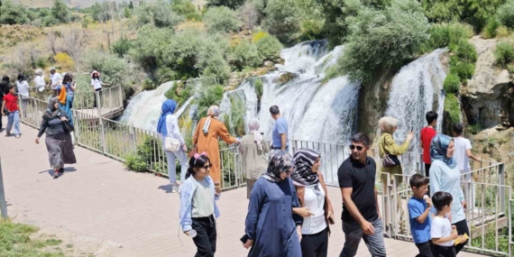 muradiye-selalesi-debinin-artisiyla-goz-kamastiran-doga-manzarasi-Gx98bzBQ.jpg