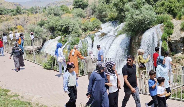 muradiye-selalesi-debinin-artisiyla-goz-kamastiran-doga-manzarasi-Gx98bzBQ.jpg