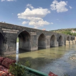 on-gozlu-kopru-diyarbakirin-susturucu-sicaklarda-gonlu-ferahlatan-noktasi-dxdaqkOn.jpg