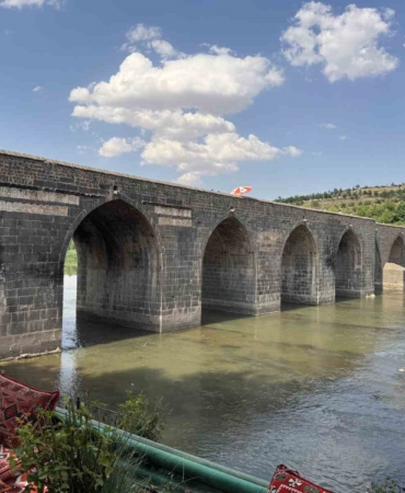 on-gozlu-kopru-diyarbakirin-susturucu-sicaklarda-gonlu-ferahlatan-noktasi-dxdaqkOn.jpg