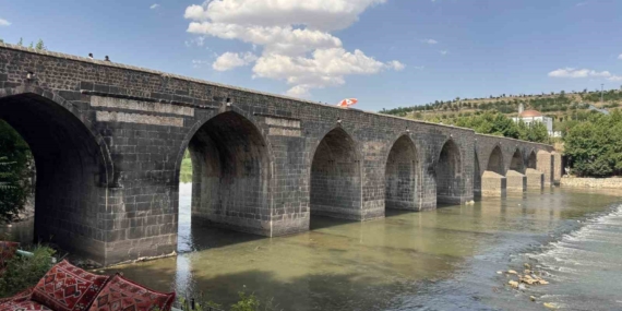 On Gözlü Köprü: Diyarbakır’ın Susturucu Sıcaklarda Gönlü Ferahlatan Noktası