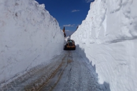 yuksekovada-karla-kapli-yol-tunelleri-ekipler-gun-boyu-ozveriyle-calisiyor-ePiFWaBx.jpg