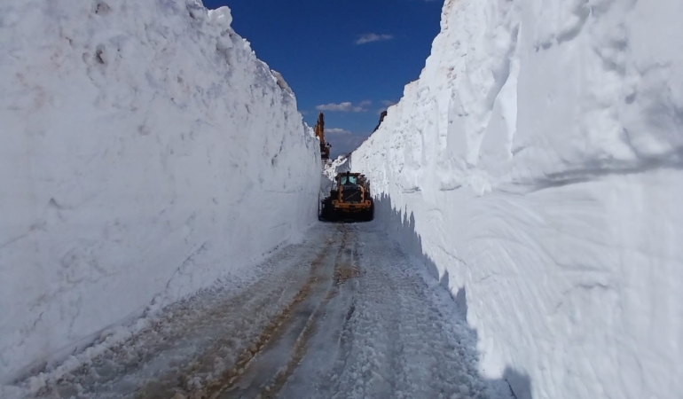 yuksekovada-karla-kapli-yol-tunelleri-ekipler-gun-boyu-ozveriyle-calisiyor-ePiFWaBx.jpg