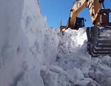 yuksekovada-karla-mucadelede-yol-tunelleri-gibi-yol-acma-operasyonlari-6iDTHgAD.jpg