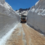 yuksekovada-karla-mucadelede-yollar-adeta-tunel-gibi-aciliyor-GNKkbucP.jpg