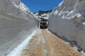 yuksekovada-karla-mucadelede-yollar-adeta-tunel-gibi-aciliyor-GNKkbucP.jpg