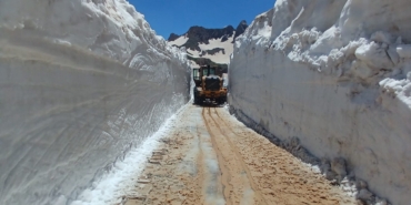 yuksekovada-karla-mucadelede-yollar-adeta-tunel-gibi-aciliyor-GNKkbucP.jpg