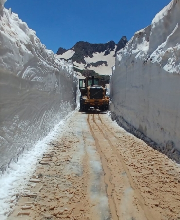 yuksekovada-karla-mucadelede-yollar-adeta-tunel-gibi-aciliyor-GNKkbucP.jpg
