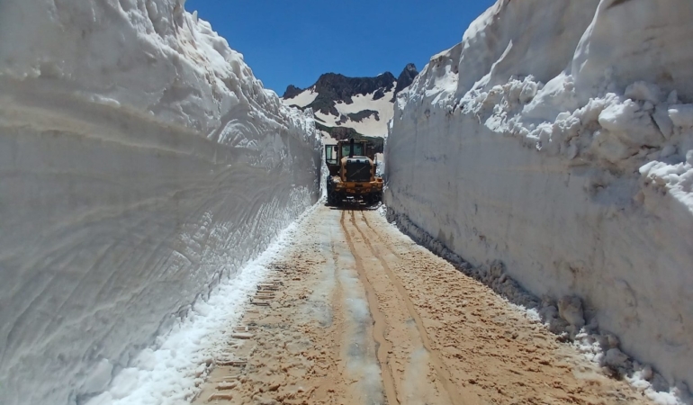 yuksekovada-karla-mucadelede-yollar-adeta-tunel-gibi-aciliyor-GNKkbucP.jpg