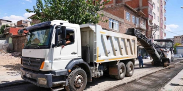 baglarda-5-caddeye-sicak-asfalt-seferi-basladi-4750-metre-10000-ton-hammaddeyle-yol-gelistiriliyor-XizVUd7x.jpg