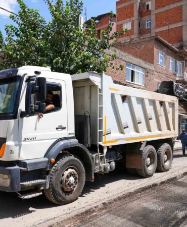 baglarda-5-caddeye-sicak-asfalt-seferi-basladi-4750-metre-10000-ton-hammaddeyle-yol-gelistiriliyor-XizVUd7x.jpg