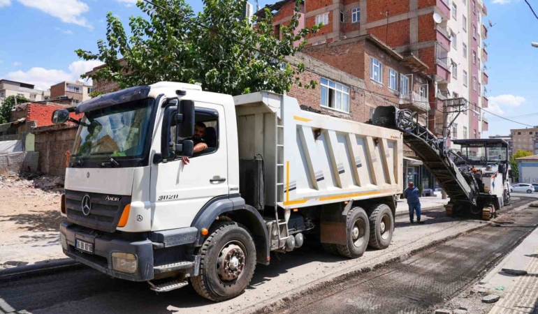baglarda-5-caddeye-sicak-asfalt-seferi-basladi-4750-metre-10000-ton-hammaddeyle-yol-gelistiriliyor-XizVUd7x.jpg