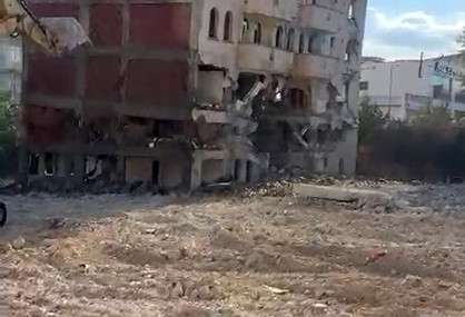 Elazığ’da 5 Katlı Bina Kentsel Dönüşüm Kapsamında Yıkım Anı