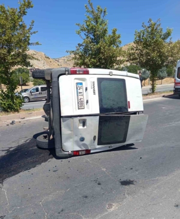 istanbul-diyarbakir-yolu-silvande-trafik-kazasi-sonrasi-2-yarali-bQ6rHczb.jpg