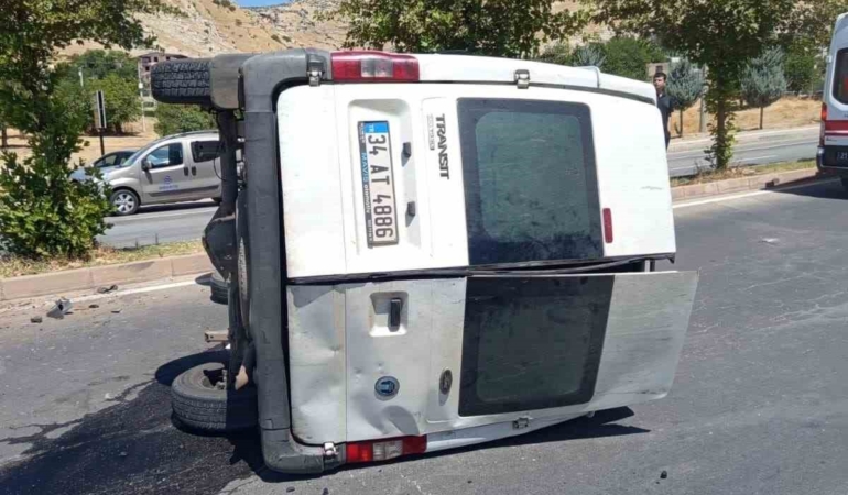 istanbul-diyarbakir-yolu-silvande-trafik-kazasi-sonrasi-2-yarali-bQ6rHczb.jpg