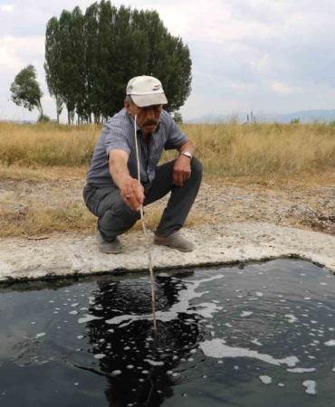 kahramanlar-mahallesinde-yuzeye-cikan-sira-disi-su-kopuklu-mavi-alevli-ve-bilimsel-inceleme-bekliyor-zV8ACrad.jpg