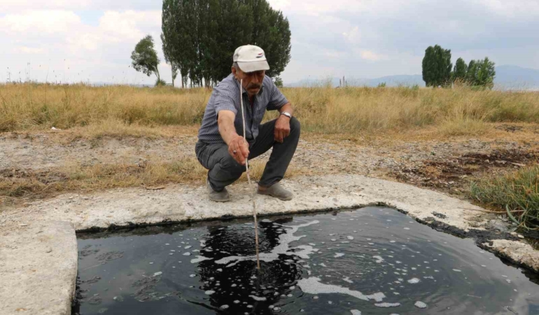 kahramanlar-mahallesinde-yuzeye-cikan-sira-disi-su-kopuklu-mavi-alevli-ve-bilimsel-inceleme-bekliyor-zV8ACrad.jpg