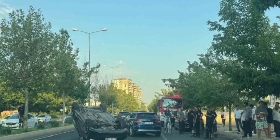 Kayapınar’da Seyir Halindeki Otomobil Takla Attı: 2 Yaralı
