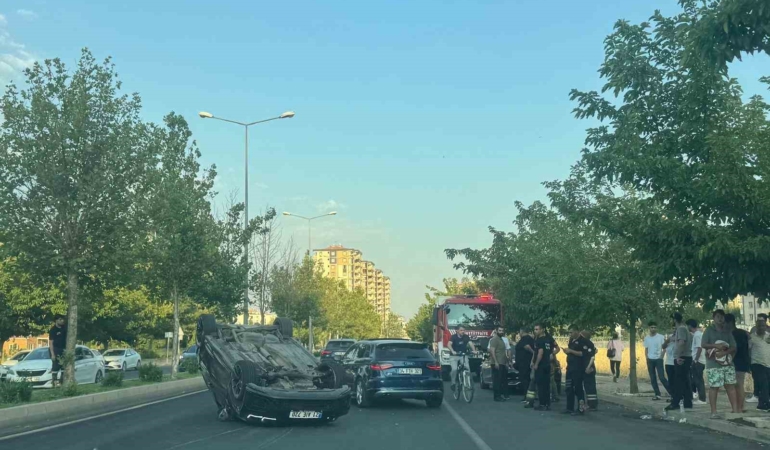 kayapinarda-seyir-halindeki-otomobil-takla-atti-2-yarali-87LdvD5z.jpg