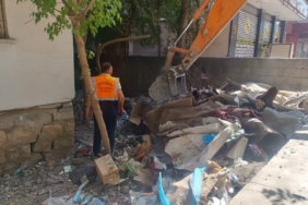 siirtte-cop-ev-temizligi-belediye-ekipleri-2-katli-yapiyi-dezenfekte-etti-f4FhN8xm.jpg