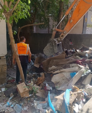 siirtte-cop-ev-temizligi-belediye-ekipleri-2-katli-yapiyi-dezenfekte-etti-f4FhN8xm.jpg