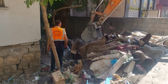 Siirt’te Çöp Ev Temizliği: Belediye Ekipleri 2 Katlı Yapıyı Dezenfekte Etti