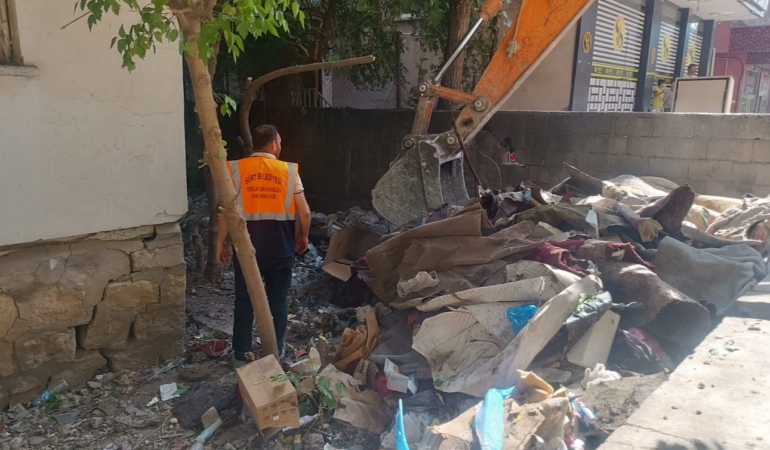 siirtte-cop-ev-temizligi-belediye-ekipleri-2-katli-yapiyi-dezenfekte-etti-f4FhN8xm.jpg