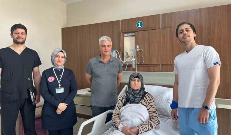siirtte-diz-protezi-revizyonuyle-yeni-bir-yasam-enfesksiz-gevseme-tedavisi-basariyla-tamamlandi-bMDrvXpt.jpg