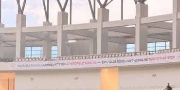 terorsuz-turkiye-mesajini-aile-ve-sosyal-hizmetler-bakanligi-pankartiyla-stadyumda-paylasti-xpmeaQjb.jpg