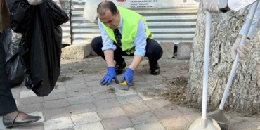 agac-etrafini-temizleyen-vali-cevre-seferberligine-spatula-dokunusu-WabMwwCj.jpg
