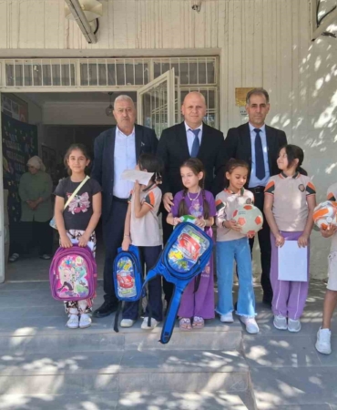 cermikte-300-ogrenci-icin-okul-cantasi-ve-futbol-topu-yardimi-dernekten-geleneksel-kirtasiye-destekleri-fAVSSaXg.jpg