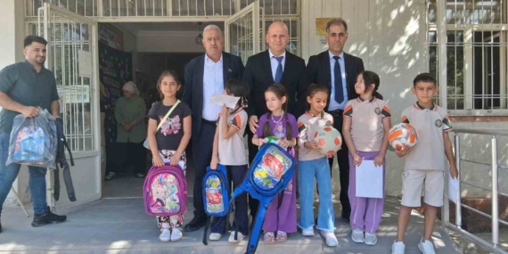 cermikte-300-ogrenci-icin-okul-cantasi-ve-futbol-topu-yardimi-dernekten-geleneksel-kirtasiye-destekleri-fAVSSaXg.jpg