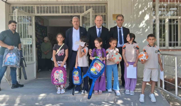 cermikte-300-ogrenci-icin-okul-cantasi-ve-futbol-topu-yardimi-dernekten-geleneksel-kirtasiye-destekleri-fAVSSaXg.jpg