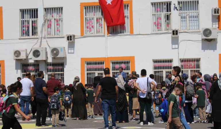 diyarbakirda-yeni-egitim-yili-heyecani-kayapinarda-hantepe-egitim-sehitleri-ilkokulunda-basladi-6nriQ8l2.jpg