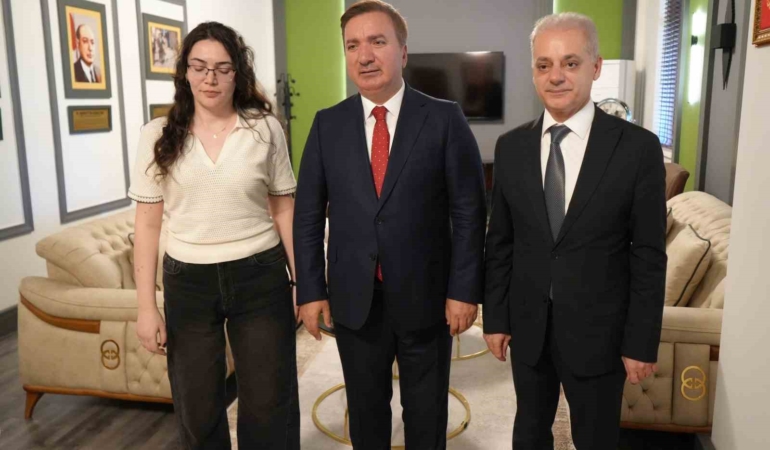 erzincanda-bashekimlik-gorevine-atanan-nida-nur-nergizin-azimle-giden-hikayesi-SVb8EBr8.jpg