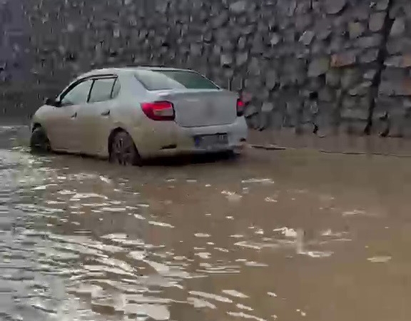 erzurumartvin-yolunda-siddetli-saganak-ve-dolu-yagisi-sonrasi-yol-kapali-BtaBYmxg.jpg