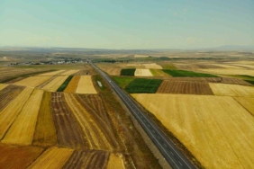 kars-ovasinda-dronla-goruntulenen-hasat-ve-ekin-zenginligi-manzarasi-TAunOwRO.jpg