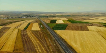 kars-ovasinda-dronla-goruntulenen-hasat-ve-ekin-zenginligi-manzarasi-TAunOwRO.jpg