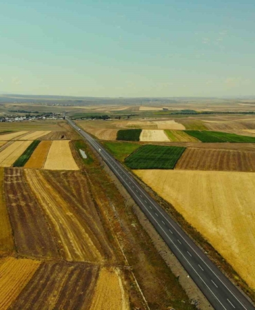 kars-ovasinda-dronla-goruntulenen-hasat-ve-ekin-zenginligi-manzarasi-TAunOwRO.jpg