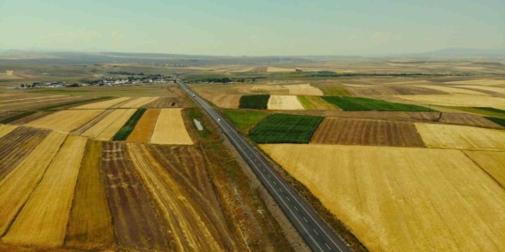 kars-ovasinda-dronla-goruntulenen-hasat-ve-ekin-zenginligi-manzarasi-TAunOwRO.jpg