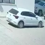 kayapinarda-sitede-kontrolden-cikan-otomobil-park-halindeki-araca-carpti-Vr7pG9He.jpg