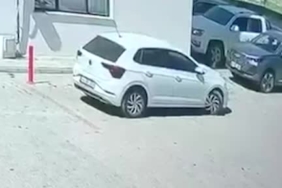 kayapinarda-sitede-kontrolden-cikan-otomobil-park-halindeki-araca-carpti-Vr7pG9He.jpg