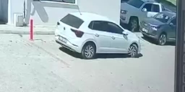 kayapinarda-sitede-kontrolden-cikan-otomobil-park-halindeki-araca-carpti-Vr7pG9He.jpg