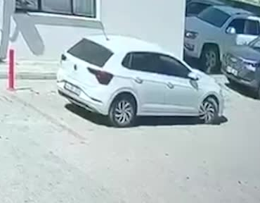 kayapinarda-sitede-kontrolden-cikan-otomobil-park-halindeki-araca-carpti-Vr7pG9He.jpg